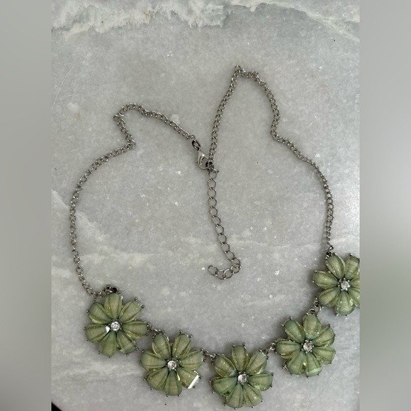 Boutique green glass flower necklace in perfect condition - Picture 2 of 3